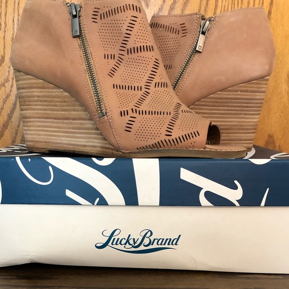 Lucky Brand “Jaspah” Leather Wedge Sz 10 NIB - Picture 1 of 7